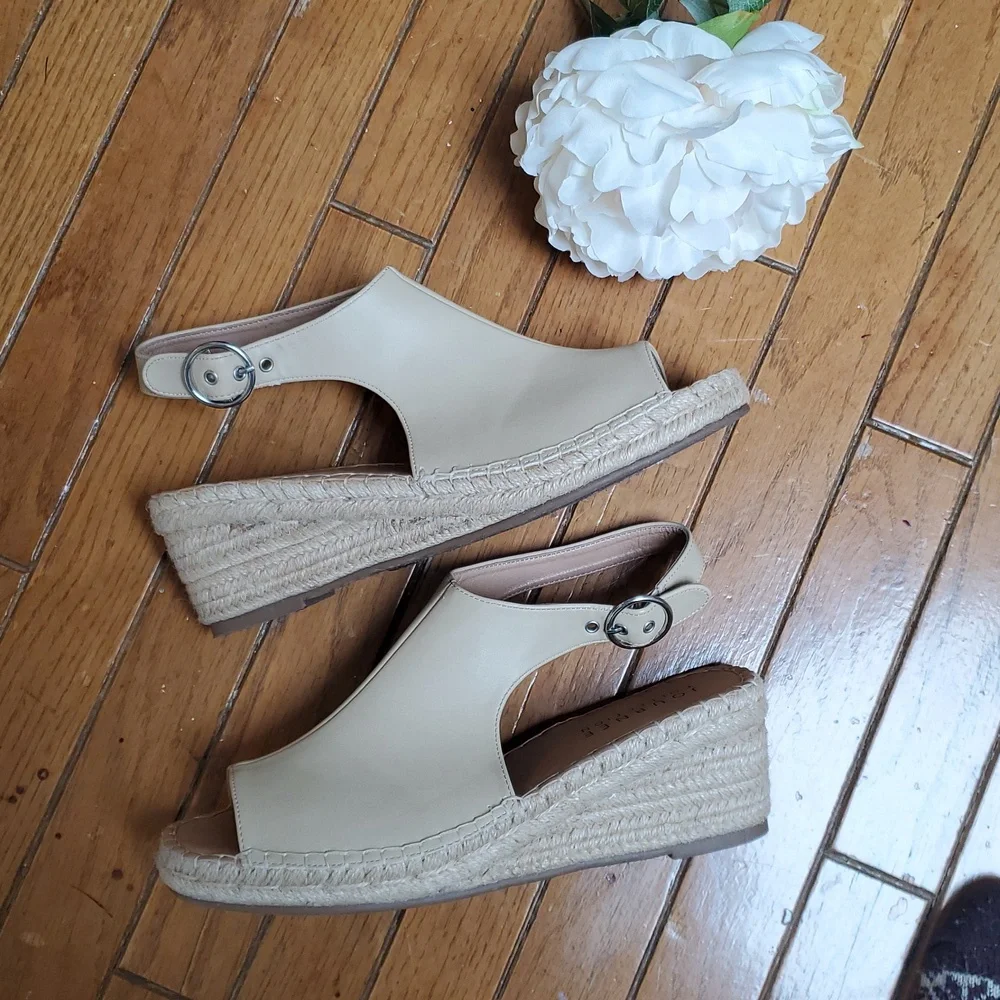 Journee Collection step out